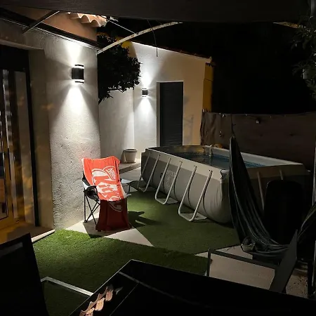 Charmante Maison Moderne A Piscine Et Parking Gratuit 4*