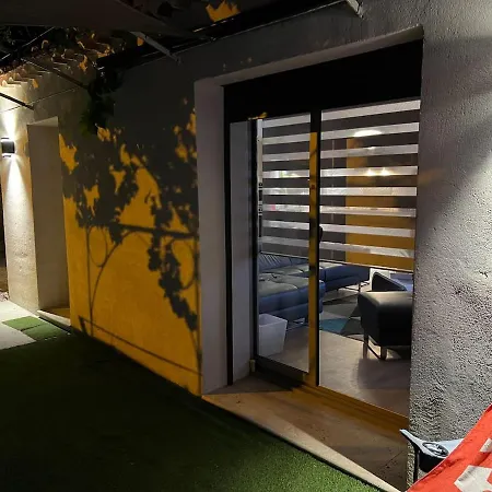 Charmante Maison Moderne A Piscine Et Parking Gratuit 4*