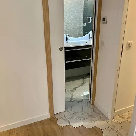 Charmante Maison Moderne A Piscine Et Parking Gratuit