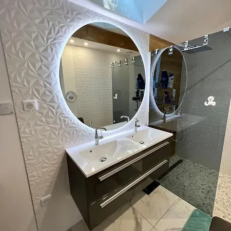 Charmante Maison Moderne A Piscine Et Parking Gratuit