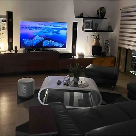 Charmante Maison Moderne A Piscine Et Parking Gratuit 4*