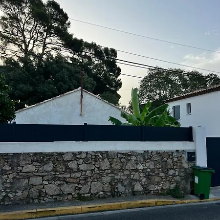 Hotel Charmante Maison Moderne A Piscine Et Parking Gratuit 4*