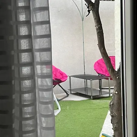 Hotel Charmante Maison Moderne A Piscine Et Parking Gratuit 4*