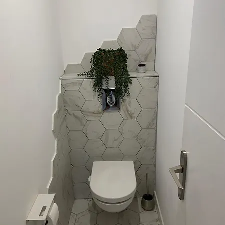 Charmante Maison Moderne A Piscine Et Parking Gratuit